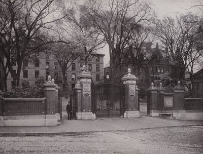 Providence, Rhode Island: Van Wickle Gate, Brown University (zdjęcie czarno-białe) autorstwa American Photographer (after)