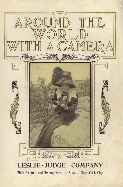 Ilustracja na stronie tytułowej Dookoła świata z aparatem (zdjęcie czarno-białe) autorstwa American Photographer (after)