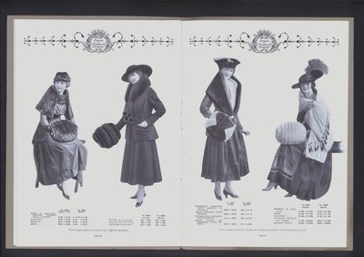 Dwustronicowa rozkładówka z Teatru Mody Futrzanej (zdjęcie czarno-białe) autorstwa American Photographer (after)
