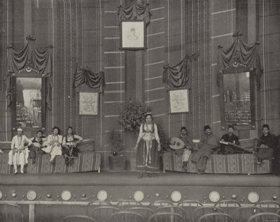 Taniec na ulicy Kairskiej Teatru autorstwa American Photographer