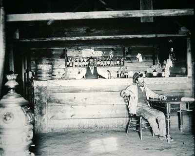 Salon w hrabstwie Albany, Wyoming, ok. 1890 (zdjęcie czarno-białe) autorstwa American Photographer