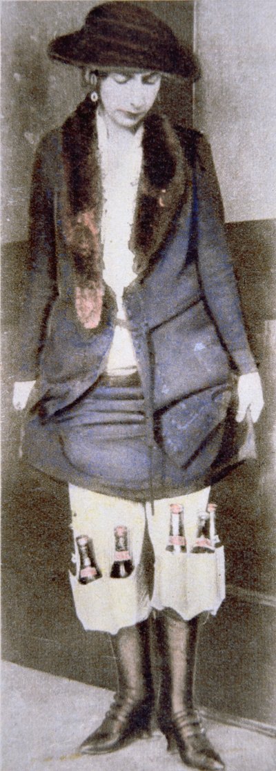 Kobieta ukrywająca pod spódnicą nielegalne butelki piwa w specjalnych kieszeniach bielizny podczas amerykańskiej prohibicji (1920-33) (kolorowe zdjęcie) autorstwa American Photographer