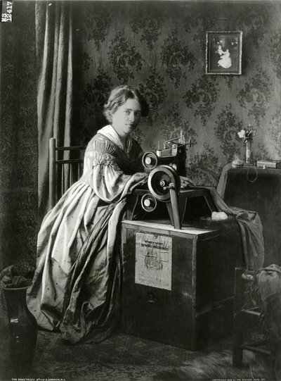 Reklama patentowych maszyn do szycia Singers, 1899 autorstwa American Photographer