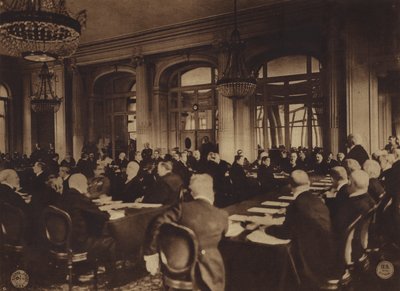 Ameryka w I wojnie światowej: Georges Clemenceau, premier Francji, przedstawia niemieckim delegatom warunki pokoju w hotelu Trianon Palace w Wersalu, 7 maja. autorstwa American Photographer