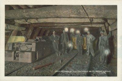 Amerykańskie górnictwo węglowe: Ciągnięcie wagonów silnikiem elektrycznym 1000 stóp pod powierzchnią (zdjęcie kolorowe) autorstwa American Photographer