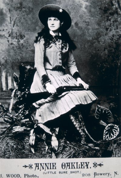 Annie Oakley (1860-1926) (zdjęcie czarno-białe) autorstwa American Photographer