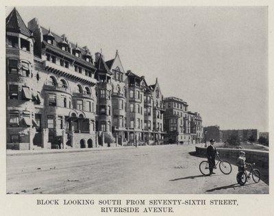 Blok patrząc na południe od Seventy-Sixth Street, Riverside Avenue (zdjęcie czarno-białe) autorstwa American Photographer