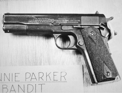 Pistolet Bonnie Parker (1910-34) autorstwa American Photographer