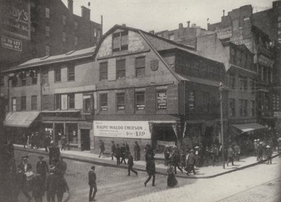 Boston: Księgarnia Old Corner, zbudowana w 1712 r. (zdjęcie czarno-białe) autorstwa American Photographer
