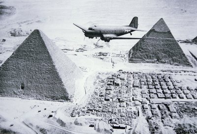 C-47 przelatujący nad egipskimi piramidami autorstwa American Photographer