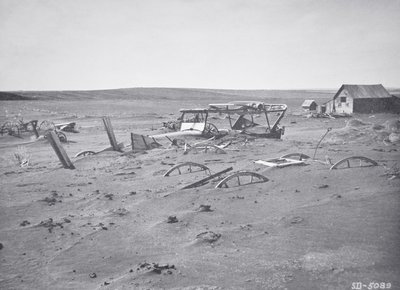 Maszyny samochodowe i rolnicze zasypane kurzem i piaskiem, Dallas, Południowa Dakota autorstwa American Photographer
