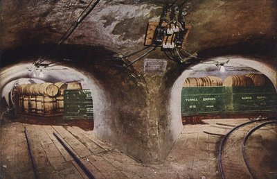 Chicago: Podziemny tunel na skrzyżowaniu ulic, pokazujący załadowane wagony towarowe (zdjęcie kolorowe) autorstwa American Photographer