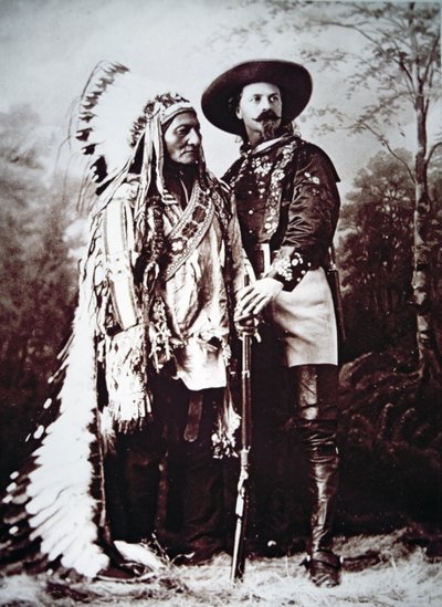 Chief Sitting Bull (1831-90) w trasie z Buffalo Billem Cody (1846-1917) i jego Wild West Show (zdjęcie czarno-białe) autorstwa American Photographer