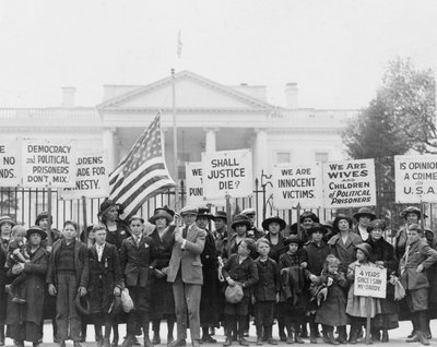 Dzieci w Białym Domu apelujące do prezydenta o uwolnienie więźniów politycznych, 1922 (zdjęcie b/w) autorstwa American Photographer