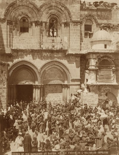 Bazylika Grobu Świętego w Jerozolimie, z dziedzińcem zatłoczonym pielgrzymami zgromadzonymi na Wielkanoc, 1898-1911 autorstwa American Photographer