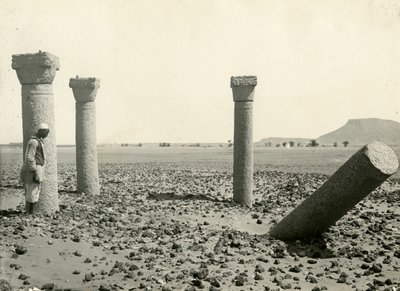 Kolumny z kościoła koptyjskiego, widok od zachodu, wyspa Sai, Egipt, fot. Breasted, Oriental Institute, University of Chicago, ok. 1920 autorstwa American Photographer
