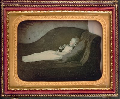 Martwe dziecko na kanapie, ok. 1855 r. autorstwa American Photographer