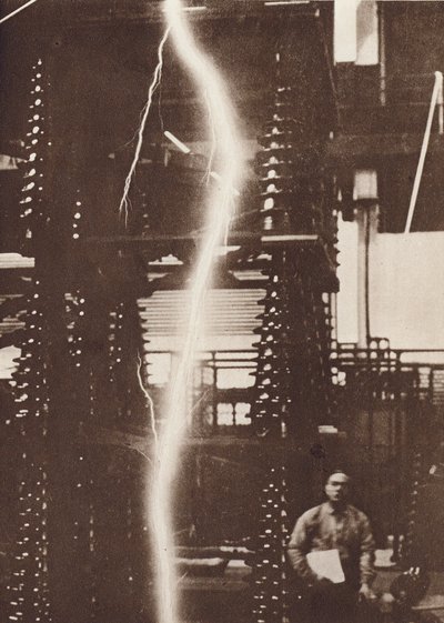 Wyładowanie sztucznego pioruna z generatora o napięciu pięciu milionów woltów (zdjęcie czarno-białe) autorstwa American Photographer