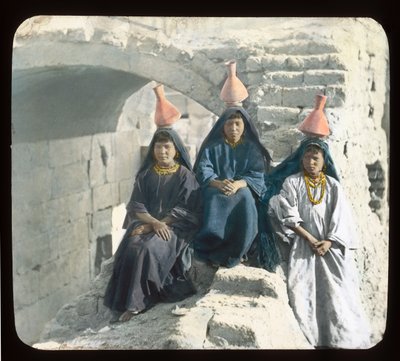 Egipt - Arabskie dziewczyny niosące wodę (zjeżdżalnia z latarnią) autorstwa American Photographer