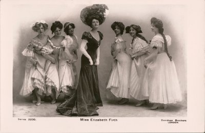 Elizabeth Firth, amerykańska piosenkarka i aktorka (zdjęcie czarno-białe) autorstwa American Photographer