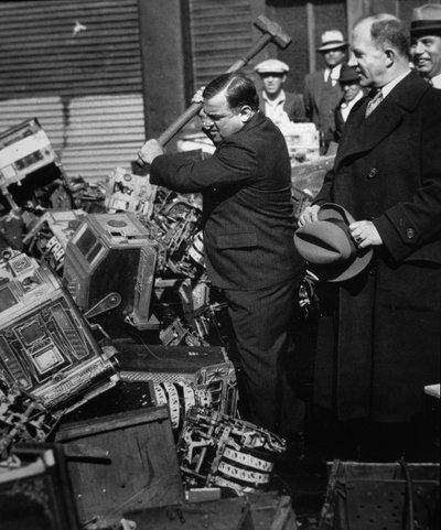 Fiorello La Guardia (1882-1947) rozbija skonfiskowane automaty do gier autorstwa American Photographer