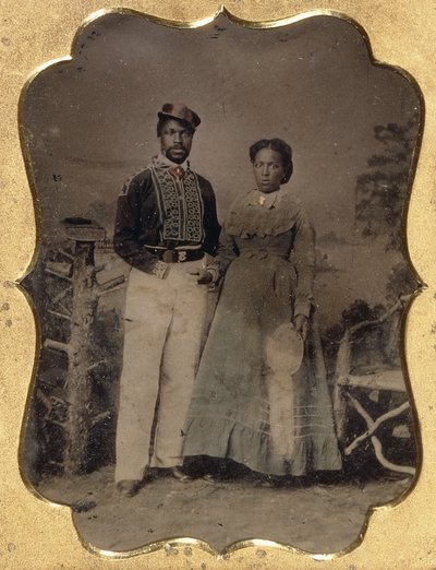 Strażak z panną młodą, ok. 1860 (blaszany ćwierćtalerz, ręcznie barwiony ze złoconymi refleksami, skóra) autorstwa American Photographer