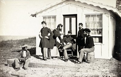 Pięciu żołnierzy z wojny secesyjnej zebrało się na brudnej werandzie przed domem, afroamerykańska młodzież siedziała obok nich, 1861-65 autorstwa American Photographer