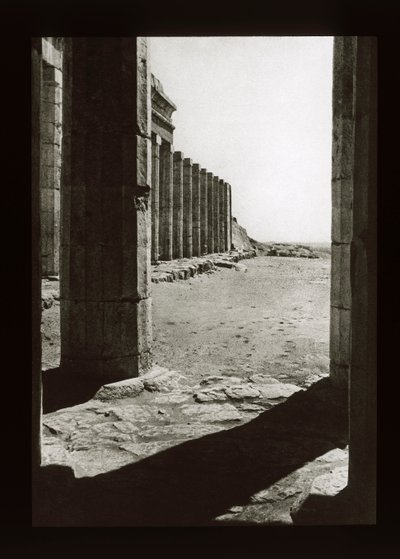 Dziedziniec świątyni Hatszepsut, Deir El-Bahri (zjeżdżalnia z latarnią) autorstwa American Photographer
