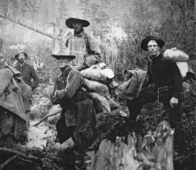 Poszukiwacze złota przenoszą się na terytorium Jukonu w Kanadzie podczas gorączki złota Klondike (1897-98) (zdjęcie czarno-białe) autorstwa American Photographer