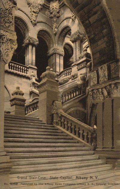 Wielkie schody, Kapitol Stanowy, Albany, Nowy Jork, USA (zdjęcie czarno-białe) autorstwa American Photographer