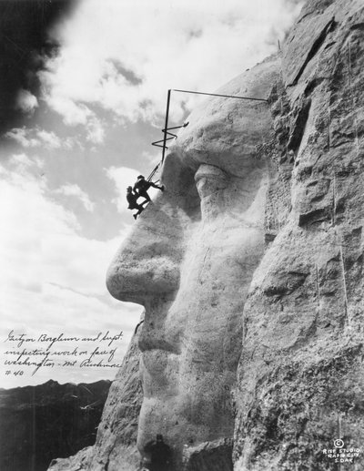 Gutzon Borglum podczas inspekcji prac na Waszyngtonie w Mount Rushmore, 1932 autorstwa American Photographer