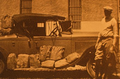 Szynki - pakiety sześciobutelkowe ze słomy i papieru do obicia w jut, w okresie prohibicji (zdjęcie w sepii) autorstwa American Photographer