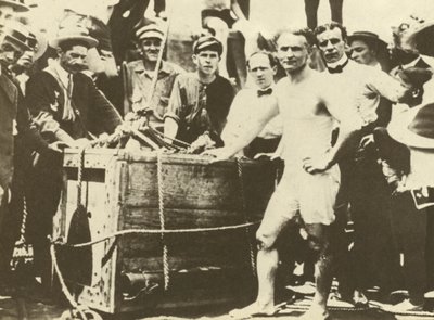 Harry Houdini opuszczany do skutej lodem rzeki Detroit w 1907 r. (zdjęcie czarno-białe) autorstwa American Photographer
