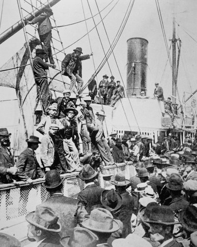 Poszukiwacze nadziei opuszczają Vancouver podczas gorączki złota Klondike (1897-98) 1898 (zdjęcie czarno-białe) autorstwa American Photographer