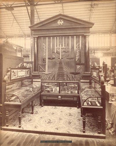 Wystawa Kuffel & Essers, Gmach Główny, Międzynarodowa Wystawa Stulecia, Filadelfia, 1876 (druk albumowy) autorstwa American Photographer