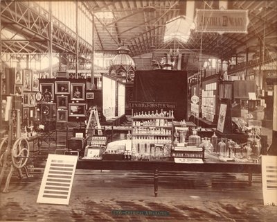 Wystawa Lenoir & Forsters, Gmach Główny, Międzynarodowa Wystawa Stulecia, Filadelfia, 1876 (druk albumowy) autorstwa American Photographer