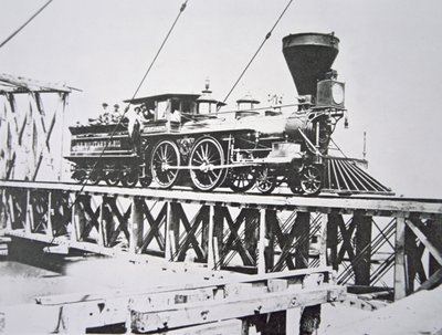 Lokomotywa US Military Railroads (Union Army) przekraczająca estakadę nad rzeką Potomac (zdjęcie czarno-białe) autorstwa American Photographer
