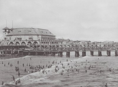 Long Beach, Kalifornia: Audytorium miejskie i scena kąpielowa (zdjęcie czarno-białe) autorstwa American Photographer