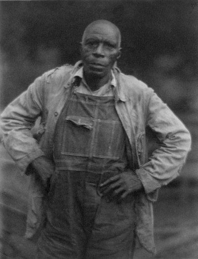 Mężczyzna w kombinezonie autorstwa American Photographer