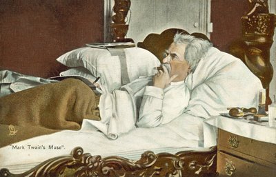 Mark Twain, leżący w łóżku, palący cygaro (zdjęcie kolorowe) autorstwa American Photographer
