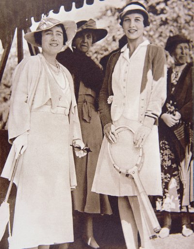 Pani Helen Wills Moody (po prawej), amerykańska mistrzyni tenisa, spotyka się z księżną Yorku w All-England Club na Wimbledonie podczas mistrzostw tenisa ziemnego w 1935 roku (zdjęcie czarno-białe) autorstwa American Photographer