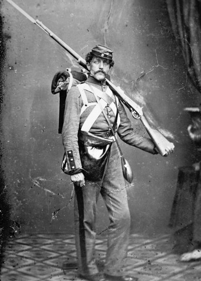 Milicjant stanu Nowy Jork z karabinem-muszkietem perkusyjnym (zdjęcie czarno-białe) autorstwa American Photographer