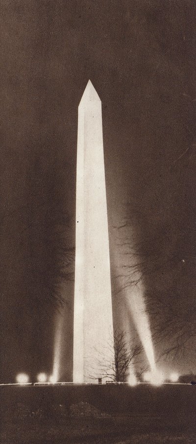 Obelisk oświetlony reflektorami w nocy (zdjęcie czarno-białe) autorstwa American Photographer