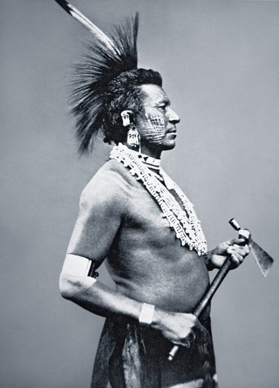 Wojownik plemienia Osage z fajką tomahawk, ok. 1875 (zdjęcie czarno-białe) autorstwa American Photographer
