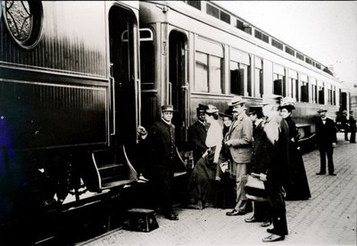 Pasażerowie wsiadający do pierwszej klasy wagonu Pullman linii kolejowej Chicago, Burlington & Quincy w 1910 r. (zdjęcie czarno-białe) autorstwa American Photographer