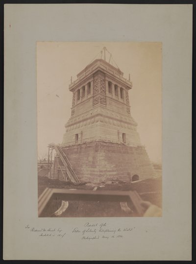 Cokół „Statuy Wolności oświecającej świat”, projektu Richarda Morrisa Hunta, w trakcie budowy, 16 maja 1886 autorstwa American Photographer