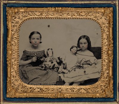 Portret dwóch dziewczynek z lalkami, ok. 1860 (zdjęcie) autorstwa American Photographer
