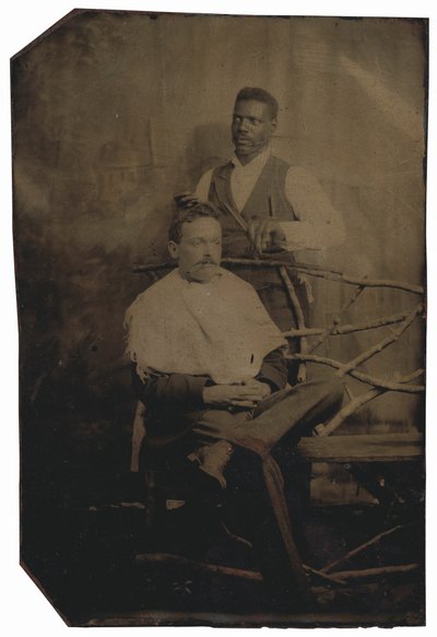 Portret mężczyzny obcinającego włosy, ok. 1890 (zdjęcie) autorstwa American Photographer