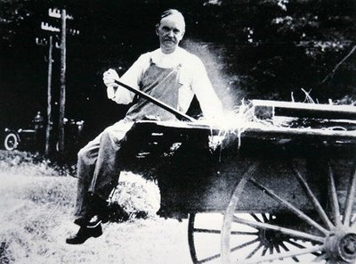 Prezydent Calvin Coolidge (1873-1933) udający farmera podczas wakacji w Vermont (zdjęcie czarno-białe) autorstwa American Photographer