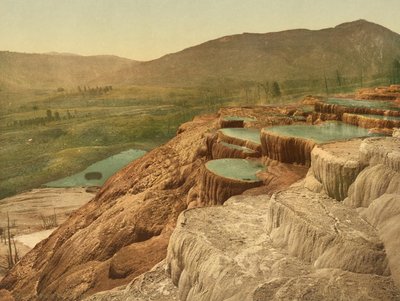 Tarasy ambony od góry, Park Narodowy Yellowstone, ok. 1898 (fotochrom) autorstwa American Photographer